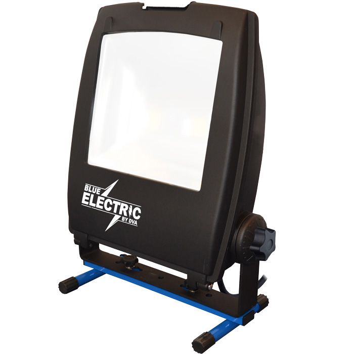 LED arbejdslampe fra Blue Electric i sort og blå farve. 100 Watt. 11000 Lumen. SMD LED. 4000 Kelvin. 5 meter kabel DK jordstik. 