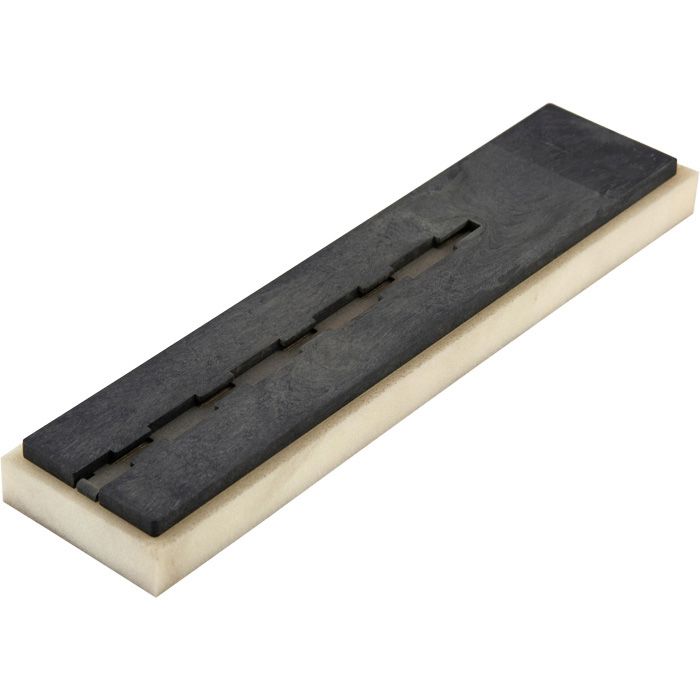 Finpudsebræt i sort farve med blød hvid svamp af skum til montering på 10 mm fugeskeer. Perfekt egnet til snævre rum. Måler 70 x 280 x 18 mm.