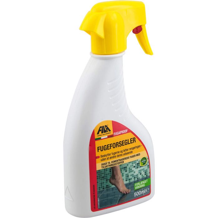 Sprayflaske med rød og orange mærkat indeholdende Fugaproof fugeforsegler fra Fila Solutions. 