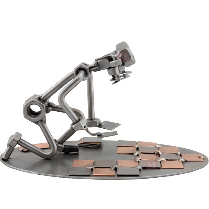 Metalfigur der viser en flisemurer i gang med gulvfliser.